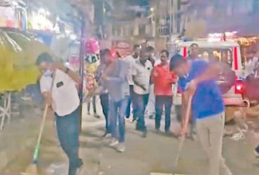 ડાકોર પાલિકાના ચૂંટાયેલા સભ્યોએ જાતે જ સફાઈ કરવાનો વારો આવ્યો | It was the turn of the elected membe…