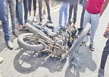 વડાલા પાટિયા પાસે આઈશરની અડફેટે બાઈક સવાર પિતા અને બે પુત્રોના મોત | Father and two sons riding a bi…