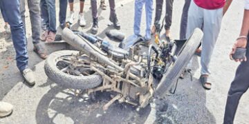 વડાલા પાટિયા પાસે આઈશરની અડફેટે બાઈક સવાર પિતા અને બે પુત્રોના મોત | Father and two sons riding a bi…