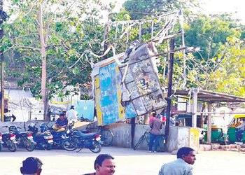 વઢવાણ એસ.ટી. બસ સ્ટેન્ડમાં જોખમી રીતે લટકતા હોર્ડિંગથી દુર્ઘટનાની ભીતિ | Fear of accident due to hoa…