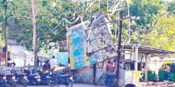 વઢવાણ એસ.ટી. બસ સ્ટેન્ડમાં જોખમી રીતે લટકતા હોર્ડિંગથી દુર્ઘટનાની ભીતિ | Fear of accident due to hoa…