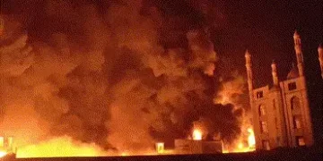 વાપીના ડુંગરી ફળિયામાં ભંગારના 35થી વધુ ગોડાઉનોમાં ભીષણ આગ, કેમિકલ-પ્લાસ્ટિકના જથ્થાએ આગને બનાવી વિક…