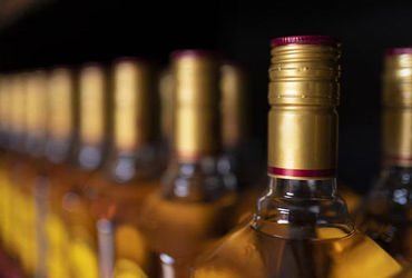 જામનગરમાં બાઈક ચાલક દારૂ સાથે ઝડપાયો: બાઈક સહિત રૂ. 71 હજારનો મુદ્દામાલ જપ્ત | Biker caught with liq…