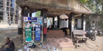 સ્વચ્છતા સર્વેક્ષણમાં દેશમાં અગ્રેસર સુરતની બીજી બાજુ પણ છે: સુરતના અશ્વિનીકુમાર રોડ પર મૃતદેહના વિસ…