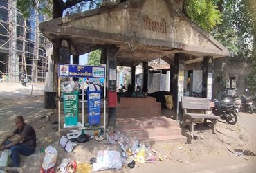 સ્વચ્છતા સર્વેક્ષણમાં દેશમાં અગ્રેસર સુરતની બીજી બાજુ પણ છે: સુરતના અશ્વિનીકુમાર રોડ પર મૃતદેહના વિસ…