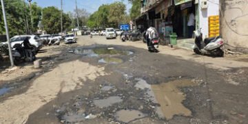 સેવા સદન કચેરીની સામે જ ગટરના ગંદા પાણી અને ખાડાઓનું સામ્રાજ્ય | Sewage and potholes reign in front …