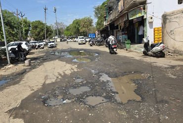 સેવા સદન કચેરીની સામે જ ગટરના ગંદા પાણી અને ખાડાઓનું સામ્રાજ્ય | Sewage and potholes reign in front …