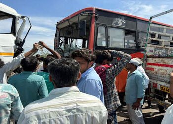 દસાડાના બજાણા રેલવે ફાટક પાસે ડમ્પર-એસ.ટી. બસ વચ્ચે અકસ્માત | Accident between dumper and ST bus nea…