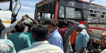 દસાડાના બજાણા રેલવે ફાટક પાસે ડમ્પર-એસ.ટી. બસ વચ્ચે અકસ્માત | Accident between dumper and ST bus nea…