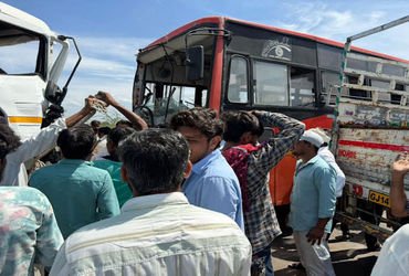 દસાડાના બજાણા રેલવે ફાટક પાસે ડમ્પર-એસ.ટી. બસ વચ્ચે અકસ્માત | Accident between dumper and ST bus nea…