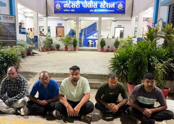 SMCને વડોદરા પોલીસ પર ભરોસો નથી,છાણી પોલીસના વોન્ટેડ આરોપીને SMCએ દારૃના કન્ટેનર સાથે ઝડપી પાડ્યો | …