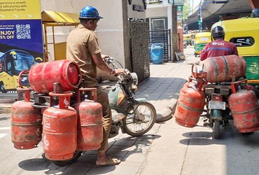 ચાની ચુસ્કીથી લઈને પંજાબી સબ્જી સુધી બધું જ મોંઘું! LPG અછત વચ્ચે સરકાર કાળાબજાર રોકવામાં નિષ્ફળ | L…