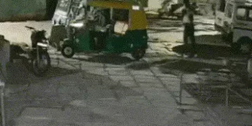 અમદાવાદ: ગાયકવાડ હવેલી વિસ્તારમાં યુવકે પ્રેમ પ્રકરણમાં રિક્ષા સળગાવી, સમગ્ર ઘટના CCTVમાં કેદ | Rick…