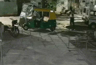 અમદાવાદ: ગાયકવાડ હવેલી વિસ્તારમાં યુવકે પ્રેમ પ્રકરણમાં રિક્ષા સળગાવી, સમગ્ર ઘટના CCTVમાં કેદ | Rick…