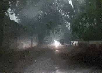 ઝાડ કે થાંભલા નીચે ઊભા ન રહેતા! રાજ્યમાં 4 દિવસ વીજળીના કડાકા સાથે કમોસમી વરસાદની આગાહી | western di…