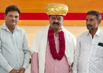 અમદાવાદ ચાંદલોડિયાના ઉમેદવારનું સોનાની પાઘડી પહેરી સન્માન કરવામાં આવ્યું.