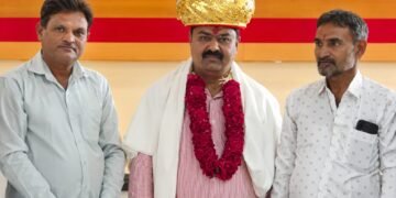 અમદાવાદ ચાંદલોડિયાના ઉમેદવારનું સોનાની પાઘડી પહેરી સન્માન કરવામાં આવ્યું.