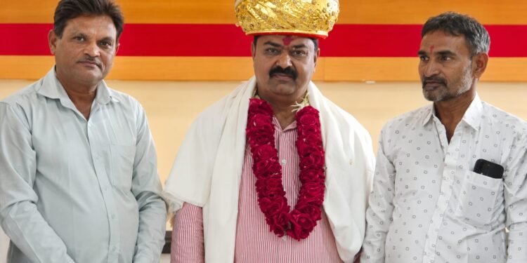 અમદાવાદ ચાંદલોડિયાના ઉમેદવારનું સોનાની પાઘડી પહેરી સન્માન કરવામાં આવ્યું.