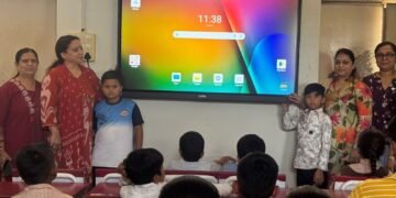 રોટરી ક્લબ ઓફ ભાવનગર વાયબ્રન્ટ દ્વારા કોળીયાક સ્થિત નિષ્કલંક પ્રાથમિક શાળા, ખાતે સ્માર્ટ બોર્ડનું સફ…