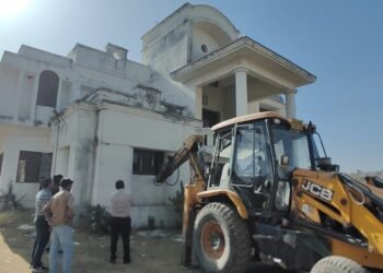 અંબાજી – સરકારી ઈમારત તૂટતા મીડિયા ને કવરેજ માટે બોલાવતા સરકારી અમલદાર ગરીબો ના ઘર તૂટતા સમયે ક્યાં …