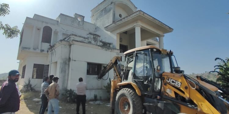 અંબાજી – સરકારી ઈમારત તૂટતા મીડિયા ને કવરેજ માટે બોલાવતા સરકારી અમલદાર ગરીબો ના ઘર તૂટતા સમયે ક્યાં …