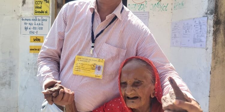 સદી પાર છતાં લોકશાહી પ્રત્યે અડગ શ્રદ્ધા: ૧૦૧ વર્ષનાં અમરબેને મતદાન કરી લખ્યો પ્રેરણાનો અધ્યાય