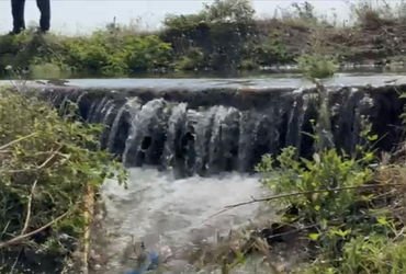 હળવદમાં નર્મદાની કેનાલમાં ગાબડું ઃ હજારો લિટર પાણીનો વેડફાટ | Gap in Narmada canal in Halvad: Thousa…