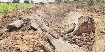 કેનાલમાં 12 વર્ષથી ટીપું'ય પાણી નથી આવ્યું ને હવે સફાઈના નામે તોડી નાખી