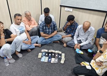 અમદાવાદમાં AMCના પાર્કિંગ પ્લોટમાં ધમધમતું જુગારધામ ઝડપાયું, PCBની રેડમાં 9 શખ્સો દબોચાયા | gambling…