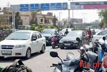 અમિતનગર પાસે ફરીથી ખાનગી વાહનોનો ખડકલો ,પેસેન્જરો બેસાડવા બાબતે કાર ડ્રાઇવર પર હુમલો | assault on ca…