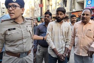 ગોત્રીમાં માથાભારે યશ લસ્સીનો ઉપદ્રવઃયુવતીની છેડતી કરી,સગર્ભાપર હુમલો,પોલીસે વરઘોડો કાઢ્યો | Yash La…