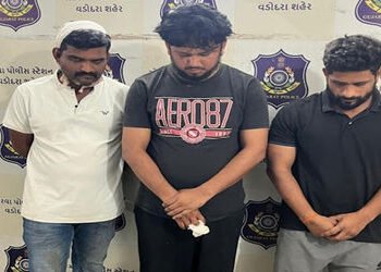 પરપ્રાંતીઓને અહીં રહેવા દેવાના નથી તેમ કહી મારામારી કરનાર ત્રણ જણાને પોલીસે પાઠ ભણાવ્યો | Police tea…