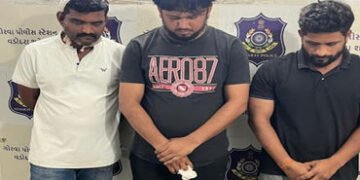 પરપ્રાંતીઓને અહીં રહેવા દેવાના નથી તેમ કહી મારામારી કરનાર ત્રણ જણાને પોલીસે પાઠ ભણાવ્યો | Police tea…