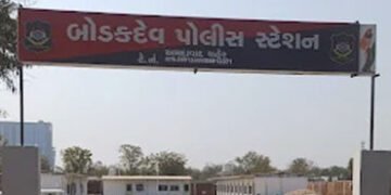 અમદાવાદ: થલતેજમાં માસૂમ બાળકોની હાજરીમાં જ પતિએ પત્ની પર છરીના ઘા ઝીંક્યા, પરિણીતા હોસ્પિટલ ખસેડાઈ |…