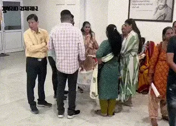 VIDEO | રાજનીતિના મેદાનમાં ‘માતૃત્વ’ના દર્શન, વડોદરામાં 5 મહિનાની દીકરી અને ઘોડિયા સાથે સેન્સ આપવા પ…