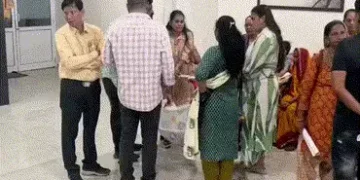 VIDEO | રાજનીતિના મેદાનમાં ‘માતૃત્વ’ના દર્શન, વડોદરામાં 5 મહિનાની દીકરી અને ઘોડિયા સાથે સેન્સ આપવા પ…