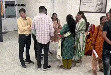 VIDEO | રાજનીતિના મેદાનમાં ‘માતૃત્વ’ના દર્શન, વડોદરામાં 5 મહિનાની દીકરી અને ઘોડિયા સાથે સેન્સ આપવા પ…