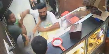 નડિયાદ શહેરમાં યુવકની કેક શોપ પર 50 થી વધુ લોકોના ટોળાં દ્વારા હુમલો | A mob of more than 50 people …