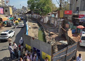 સરદાર સ્ટેચ્યુ પાસે પતરાં મારીને રસ્તો બંધ કરી દેવાતા પોસ્ટર વોર સાથે વિરોધ પ્રદર્શન | Protest with …