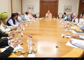 યુદ્ધ વચ્ચે કેન્દ્ર સરકારનો મહત્ત્વપૂર્ણ નિર્ણય, ખાતર કંપનીઓને મોટી રાહત, 40 પેટ્રોકેમિકલ અંગે પણ છૂ…