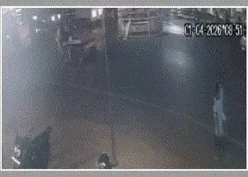 અમદાવાદ: કૃષ્ણનગરમાં બેફામ AMTS બસે બળદગાડાને અડફેટે લીધું, ટોળાએ બસમાં તોડફોડ કરી | AMTS Bus Accide…