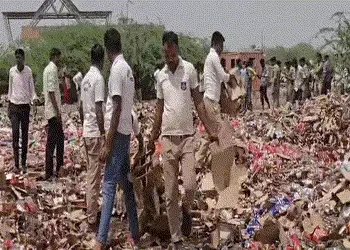 વાવ-થરાદ: દારૂ પર બુલડોઝર ફેરવાયું પણ સુરક્ષા સાધનનો અભાવ, કાચ વાગતા જવાનો અને શ્રમિકો લોહીલુહાણ | V…