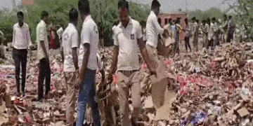 વાવ-થરાદ: દારૂ પર બુલડોઝર ફેરવાયું પણ સુરક્ષા સાધનનો અભાવ, કાચ વાગતા જવાનો અને શ્રમિકો લોહીલુહાણ | V…