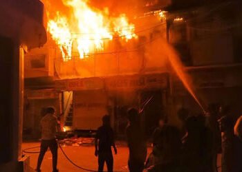 વિરમગામના ટાવર વિસ્તારમાં કોમ્પ્યુટરની દુકાનમાં ભીષણ આગ | Massive fire breaks out in computer shop i…