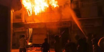 વિરમગામના ટાવર વિસ્તારમાં કોમ્પ્યુટરની દુકાનમાં ભીષણ આગ | Massive fire breaks out in computer shop i…