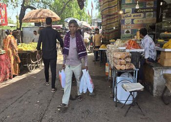 વેપારીઓના દબાણ અને આડેધડ પાર્કિંગથી ટ્રાફિકની સમસ્યા વકરી | Traffic problems worsened due to pressur…