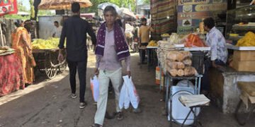 વેપારીઓના દબાણ અને આડેધડ પાર્કિંગથી ટ્રાફિકની સમસ્યા વકરી | Traffic problems worsened due to pressur…