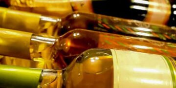 જામનગર શહેરમાં ઈંગ્લીશ દારૂ અંગે બે સ્થળે દરોડા : જાહેર રોડ પરથી દારૂ સાથે નીકળેલા બે આરોપી ઝડપાયા |…