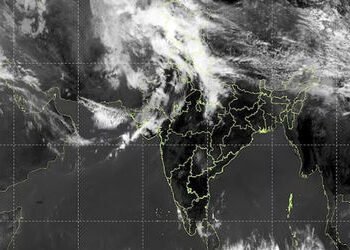 ભારતના આકાશમાં દેખાયા 1000 કિ.મી. લાંબા કાળા ઘટ્ટ વાદળ, કરા સાથે વરસાદની આગાહી | massive cloud forma…