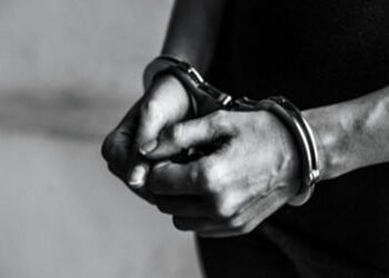 અમદાવાદ: એલિસબ્રિજ પોલીસે પાન-મસાલાના ગલ્લાના માલિકને દબોચ્યો, સગીરને સિગારેટ વેચવી પડી ભારે | Ahmed…